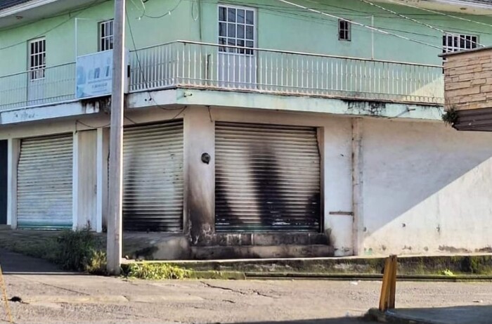 Desconocidos lanzan bombas molotov contra negocio de paquetería en la colonia El Periodista