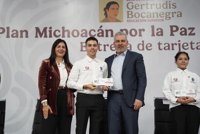 Desde el Tec de Morelia, Bedolla entrega la beca Gertrudis Bocanegra