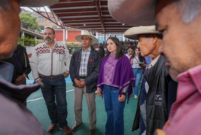 Desde Janitzio, Gladyz Butanda escucha a pobladores para construir agenda territorial