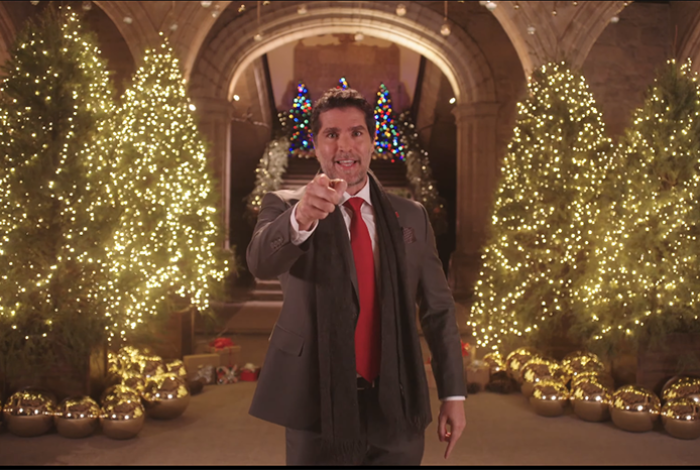 Desde Palacio Municipal de Morelia, el ultraderechista Eduardo Verástegui lanza cumbia navideña