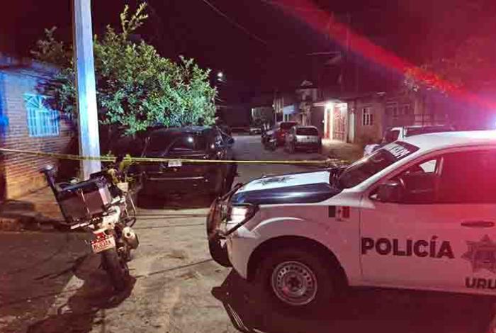Desde una moto, delincuentes balean a 2 hombres al poniente de Uruapan; hay un muerto y un herido
