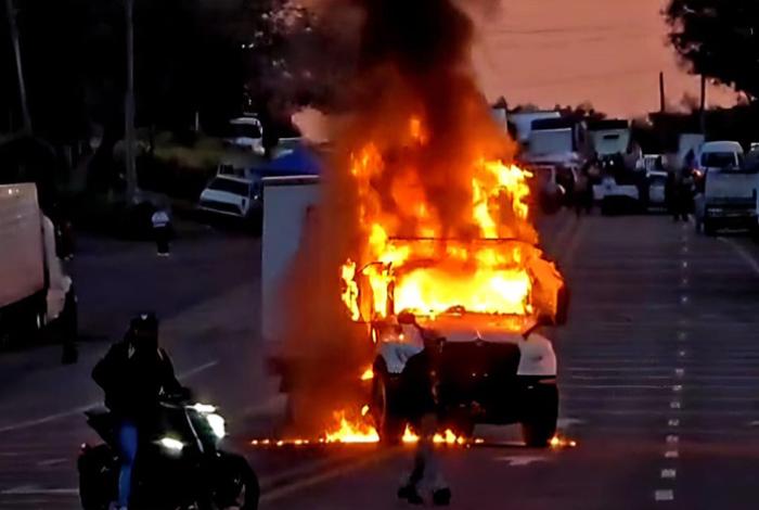 Desesperación se agudiza en Tocumbo; queman un camión en protesta por jóvenes desaparecidos