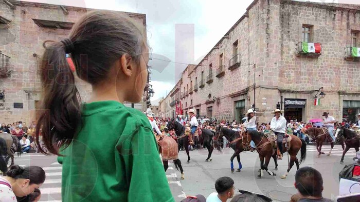 Desfile Cívico-Militar deleita a familias de Morelia y turistas