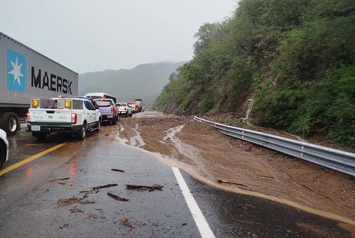 Deslave por las lluvias obliga al cierre de la Autopista Siglo XXI
