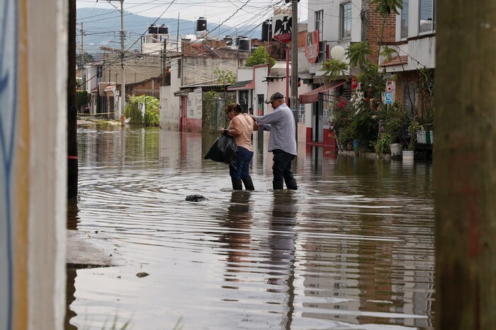 Despliegan brigadas de salud en colonias afectadas por lluvias e inundaciones