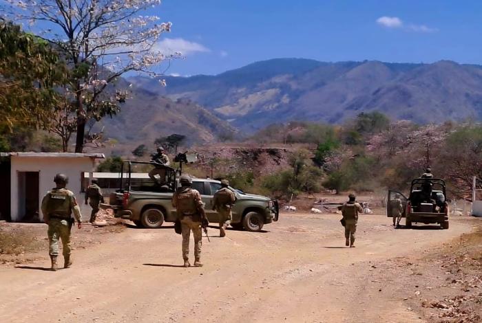 Despliegue militar refuerza vigilancia en Aguililla tras reporte ciudadano