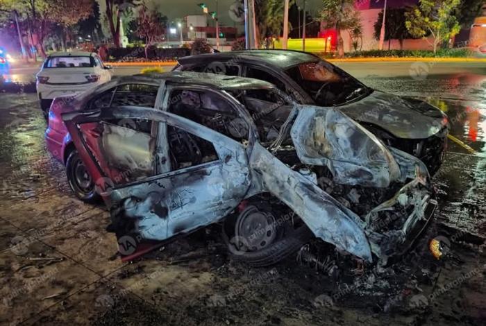 Detenida, mujer que chocó contra autos nuevos en una agencia