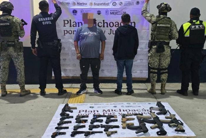 Detenidos entre Michoacán y Guanajuato un hombre y un menor de edad con 24 armas