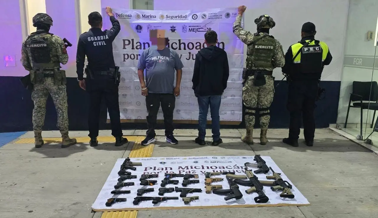 Detenidos entre Michoacán y Guanajuato un hombre y un menor de edad con 24 armas