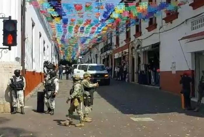 Deti3nen a siete escoltas de Carlos Manzo en centro de Uruapan