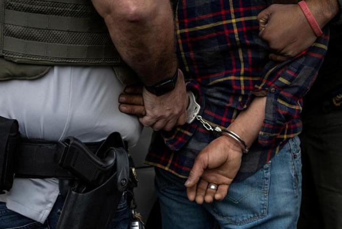 Detiene FGE a presunto responsable de portación de arma de fuego y delitos contra la salud