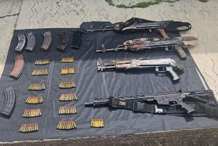Detienen a 4 hombres con armas largas, municiones y vehículos en Apatzingán