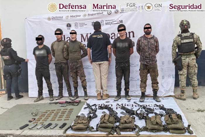 Detienen a 9 personas y aseguran 10 armas de fuego, 459 cartuchos, 18 cargadores y 3 vehículos en Michoacán