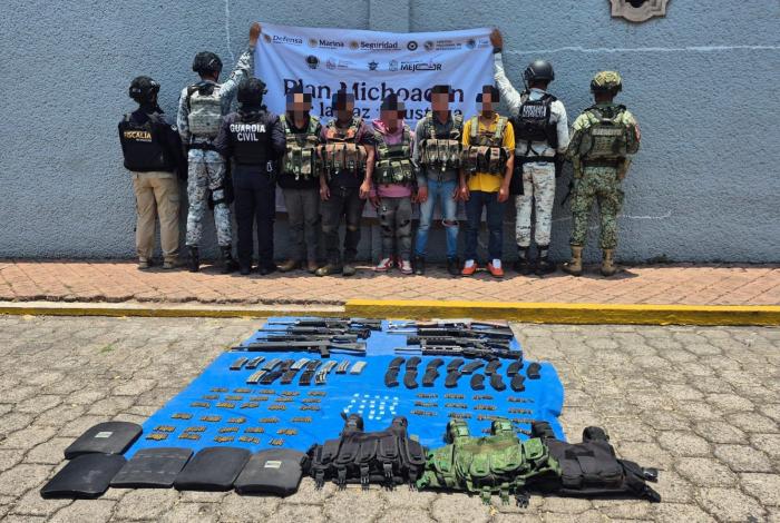 Detienen a cinco en Uruapan con armas, equipo táctico y vehículos robados