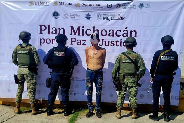 Detienen a hombre con arma hechiza y droga en la colonia Fovissste, en Apatzingán