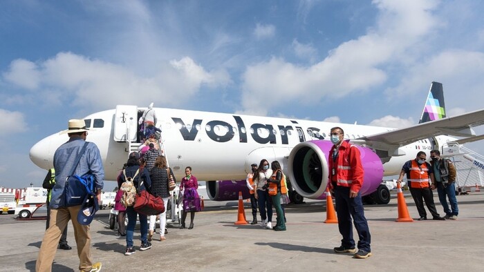 Detienen a pasajero que intentó desviar vuelo de Volaris hacia EU