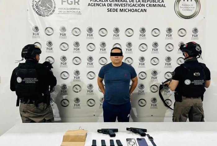 Detienen en Morelia a un hombre que portaba dos armas de fuego
