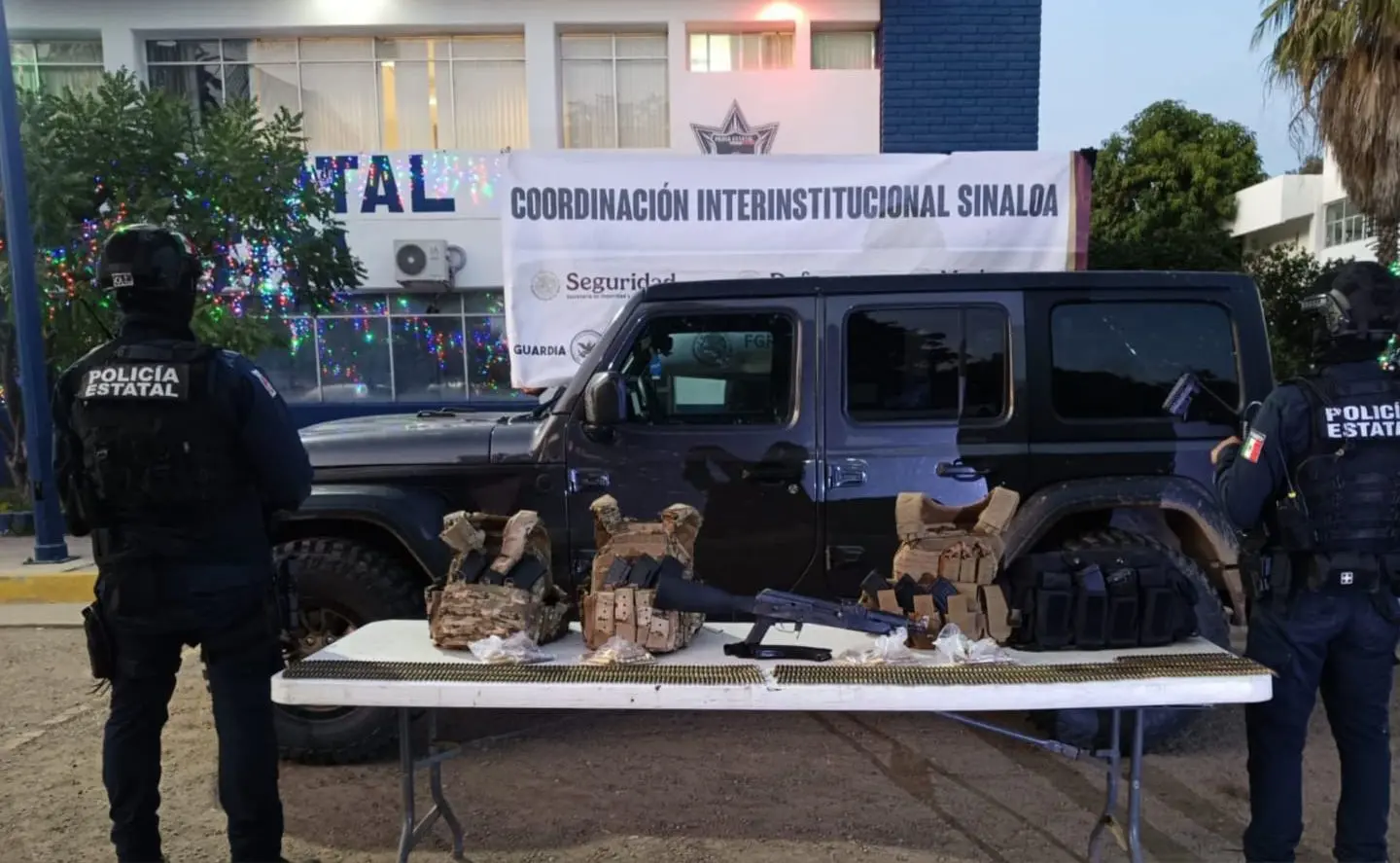 Detienen en Sinaloa 5 personas; además decomisan vehículos y armas