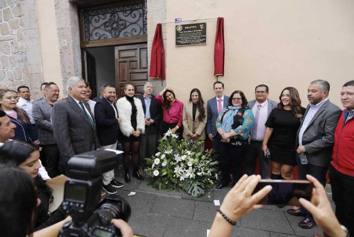 Develan placa en la biblioteca del Congreso del Estado con el nombre de “Luis González y González”