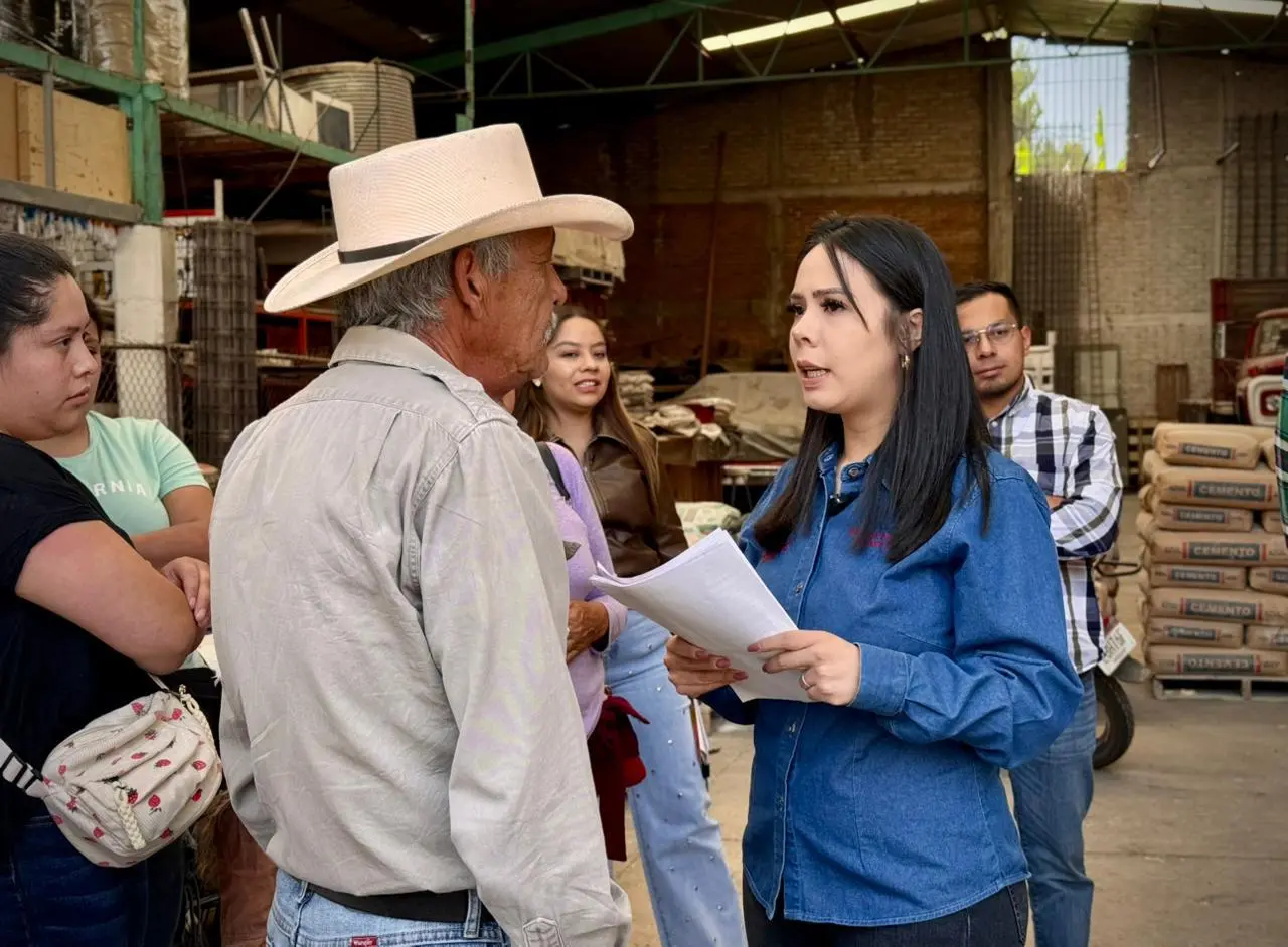 Diana Caballero transforma la vida de familias en Queréndaro con entrega de cemento y materiales para vivienda
