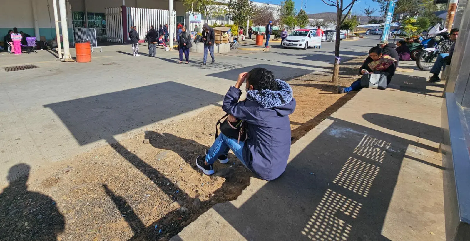 Días con hambre y noches muy frías, es lo que se vive a las afueras del Hospital “Dr. Miguel Silva”