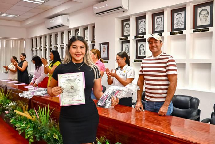 DIF de Lázaro Cárdenas celebra clausura de curso de corte de cabello