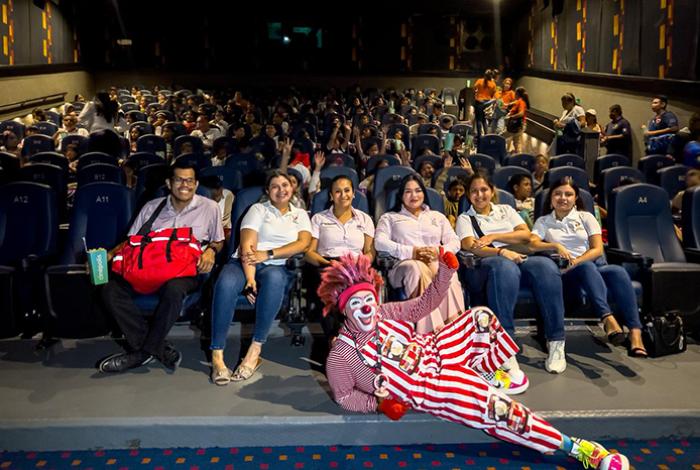 DIF de Lázaro Cárdenas realiza función de cine y entrega reconocimiento a Cinépolis