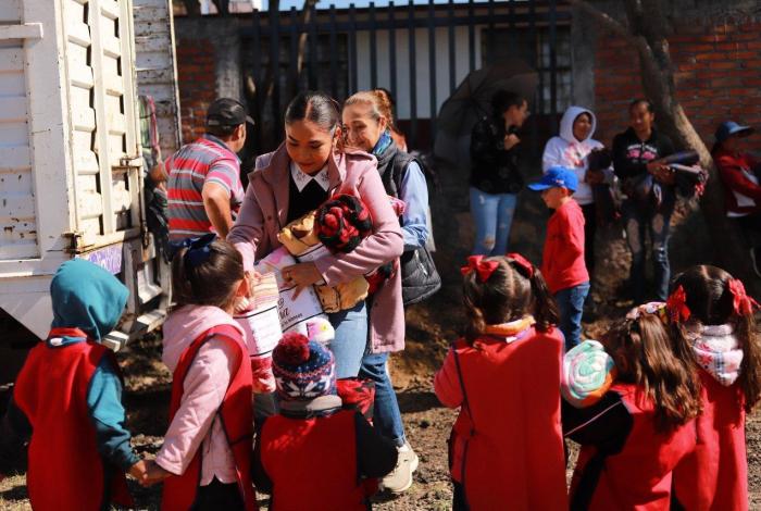 DIF Morelia entrega más de 2 mil 700 cobijas en comunidades prioritarias