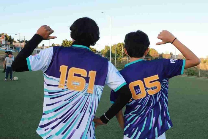 DIF Morelia entrega uniformes a niñas y niños de escuelas de fútbol ‘Estrellas del Mañana’