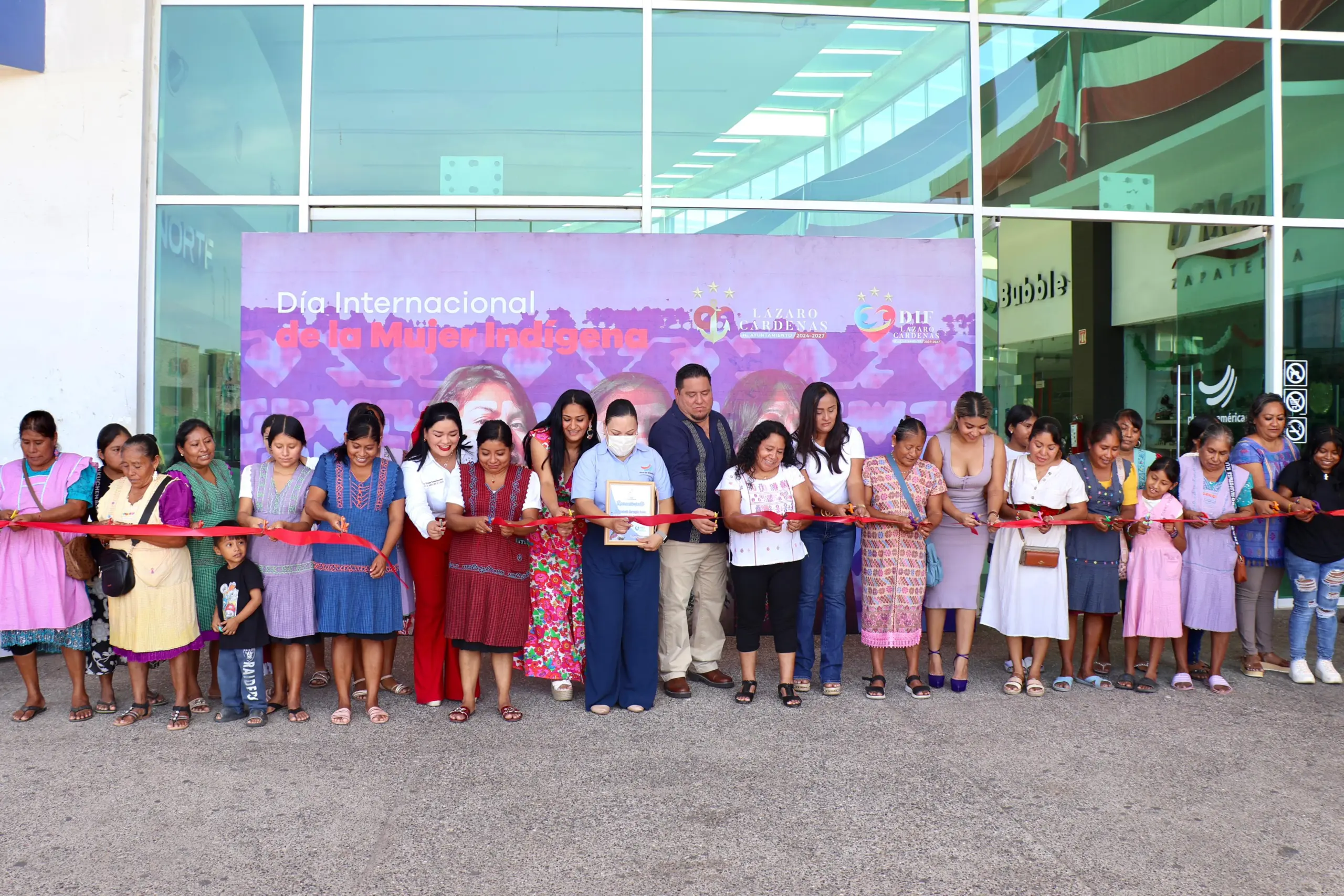 DIF Municipal Inaugura Expo Indígena en Plaza La Américas