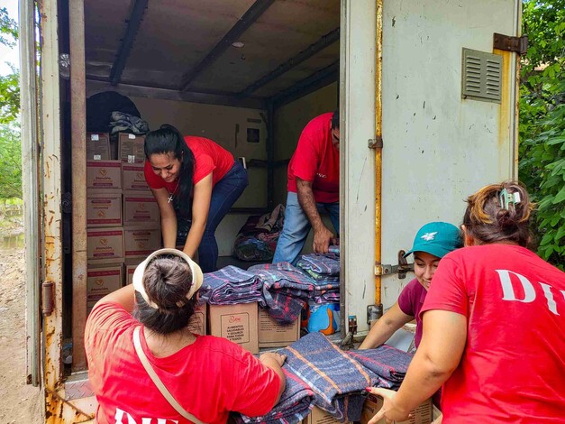 DIF Municipal lleva ayuda a familias afectadas por el huracán John en Las Guacamayas