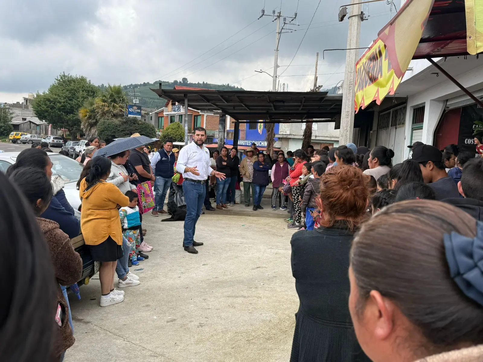 Diputado Octavio Ocampo visita comunidades indígenas de Zitácuaro y reafirma compromiso con la educación