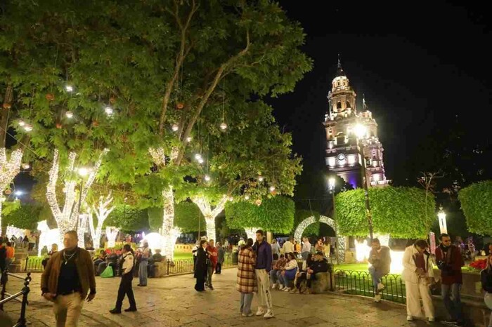 Disfrutan morelianas y morelianos encendido navideño y Pista de Hielo