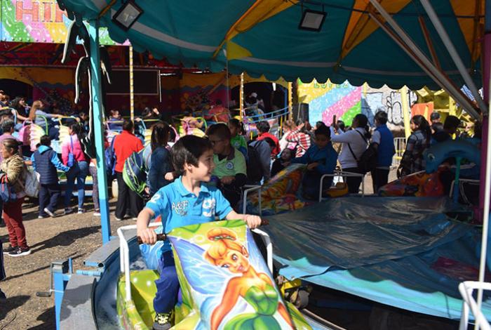 Disfrutan niños y jóvenes con discapacidad de juegos mecánicos sin costo