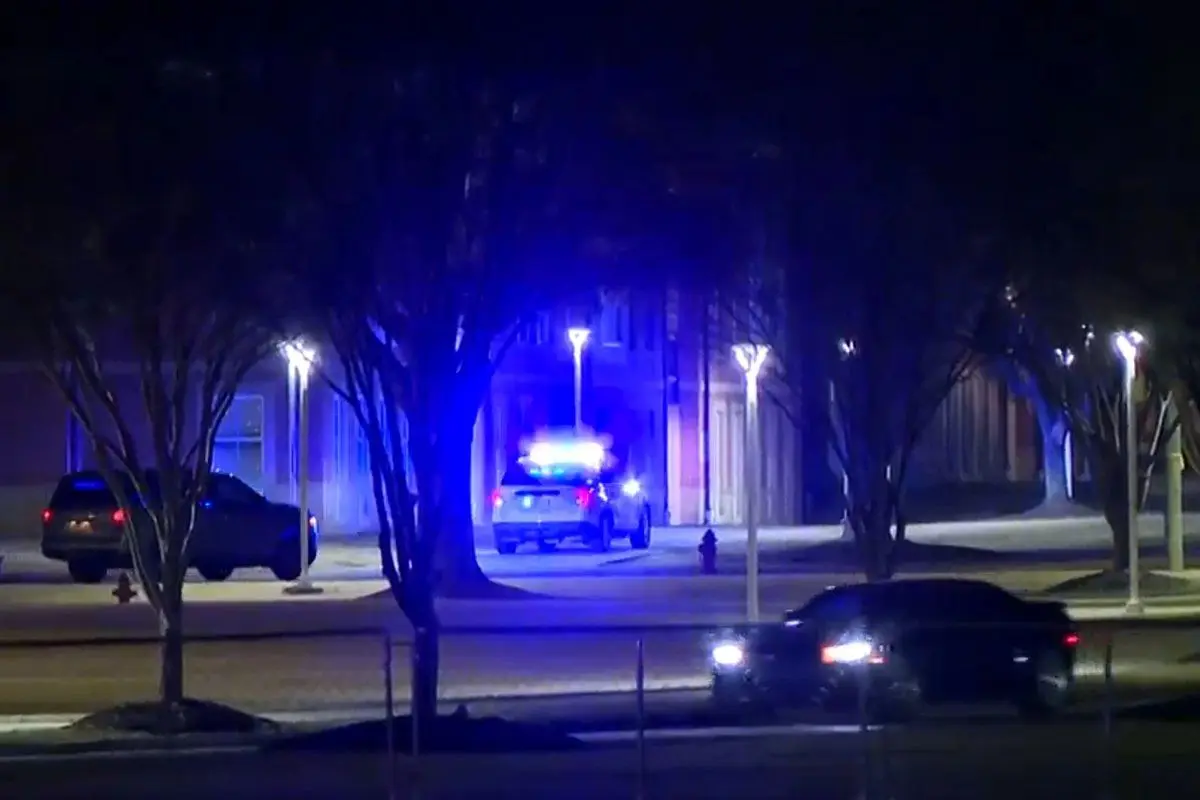 Disparos nocturnos en campus universitario dejan al menos dos muertos y un herido