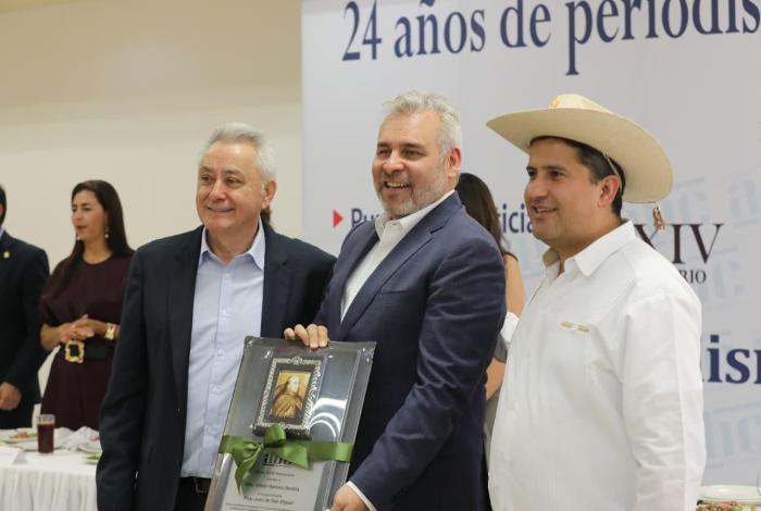 Distingue periódico ABC de Michoacán a Bedolla con reconocimiento Fray Juan de San Miguel