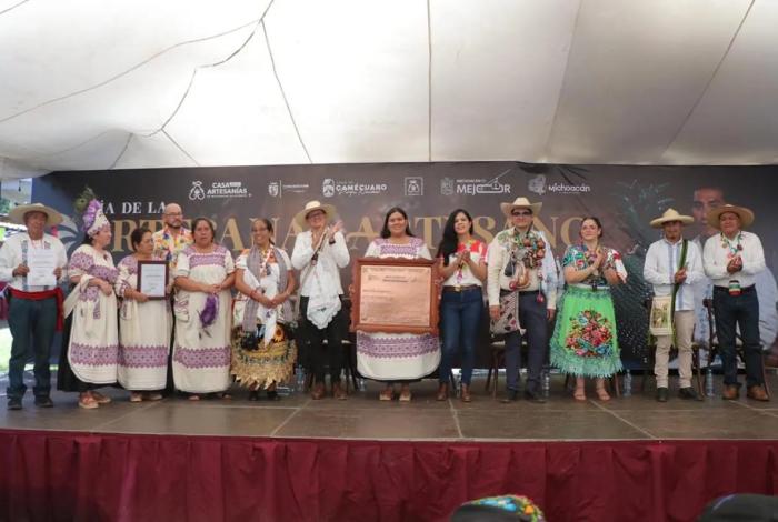 Distinguen a 64 artesanos michoacanos por más de 25 años de trayectoria