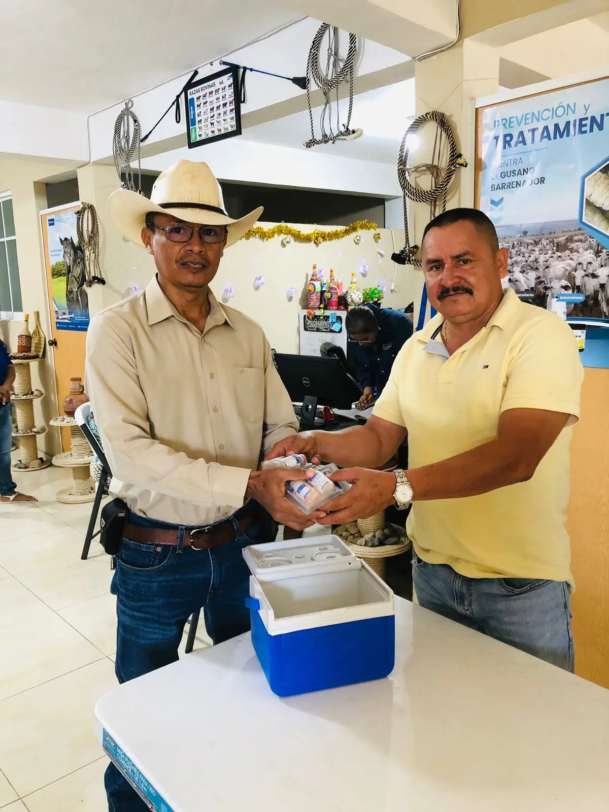 Distribuyen 3 mil vacunas contra la rabia paralítica bovina a Ganaderos de Lázaro Cárdenas