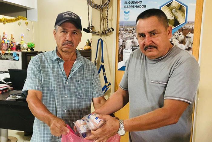 Distribuyen 3 mil vacunas contra la rabia paralítica bovina a ganaderos de Lázaro Cárdenas