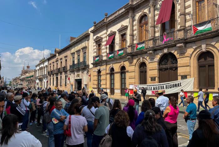 Docentes centistas paran labores y se manifiestan en Palacio Legislativo