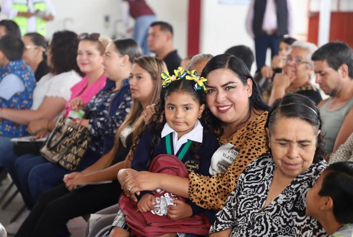 Docentes, padres y madres de familia agradecen obras educativas en La Piedad