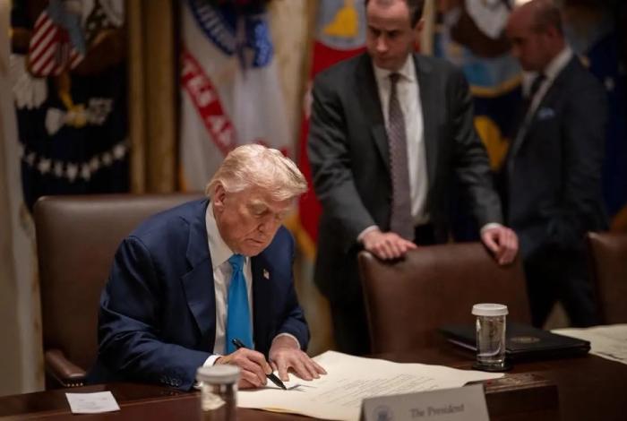 Donald Trump impone aranceles del 100% a chips y semiconductores