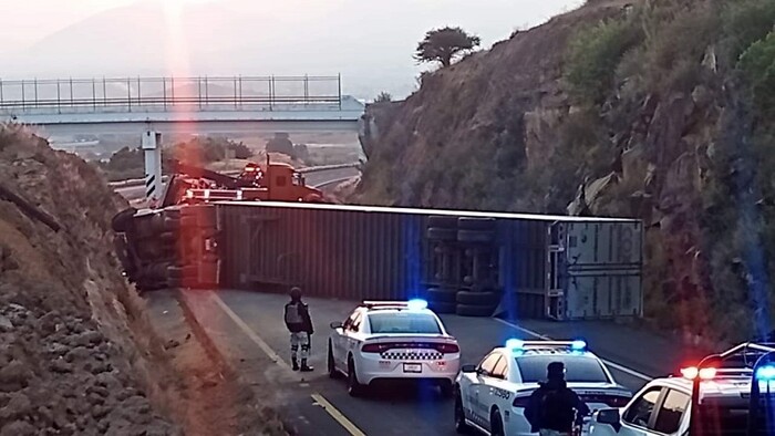 Dos accidentes con camiones de carga generan caos en Autopista de Occidente