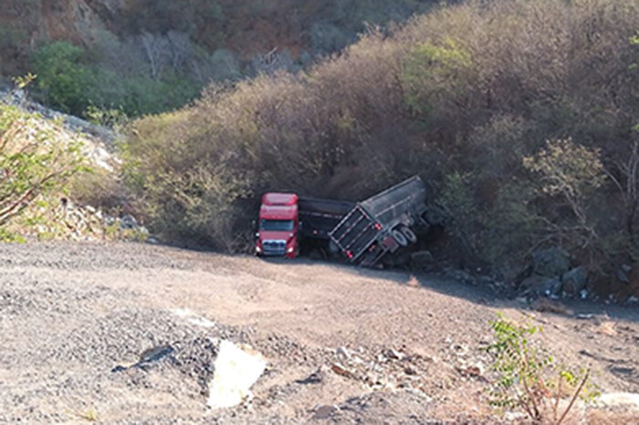 Dos accidentes con tráileres involucrados, en distintos puntos de la Autopista Siglo XXI