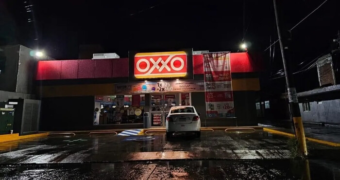 Dos asaltos en Uruapan: roban tienda Oxxo y camioneta en Aurrera