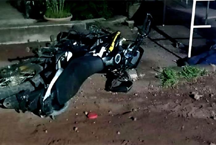 Dos delincuentes en moto son abatidos al enfrentarse con policías, en Apatzingán