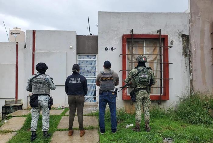 Dos detenidos y 875 dosis de narcótico aseguradas tras cateos en Morelia