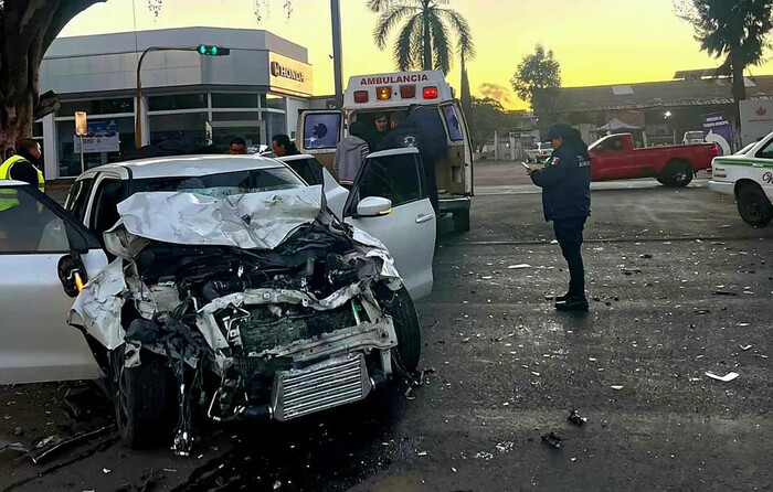 Dos heridos tras choque vehicular en el Paseo Lázaro Cárdenas de Uruapan