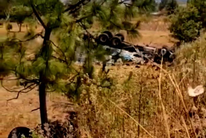 Dos hombres pierden la vida en accidente carretero en Ocumicho