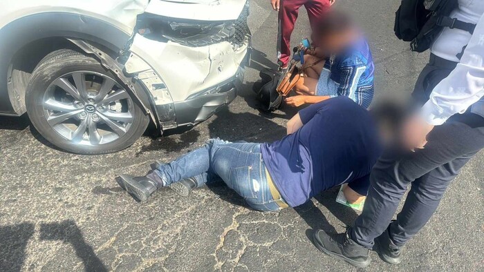 Dos lesionados en choque entre motocicleta y auto